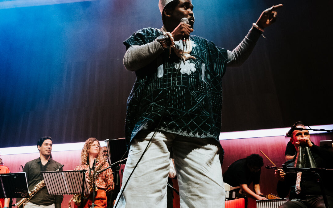 Met trots dragen wij de ‘Harm Lambers Bouwsteen voor Bijzondere Kunst’ over aan Catching Cultures Orchestra.